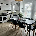 Beautiful London Sw12, Flat